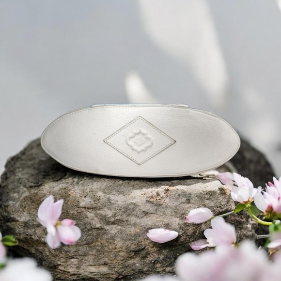 Oryany NWOT! Cream  Cassie Pebbled Leather  Convertible Satchel - Picture 6 of 11